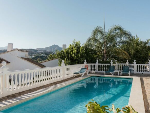 FOR SALE 🏡 Renovated Two-Bedroom Townhouse with Three Terraces and Golf Views – Atalaya, New Golden Mile 🇪🇸