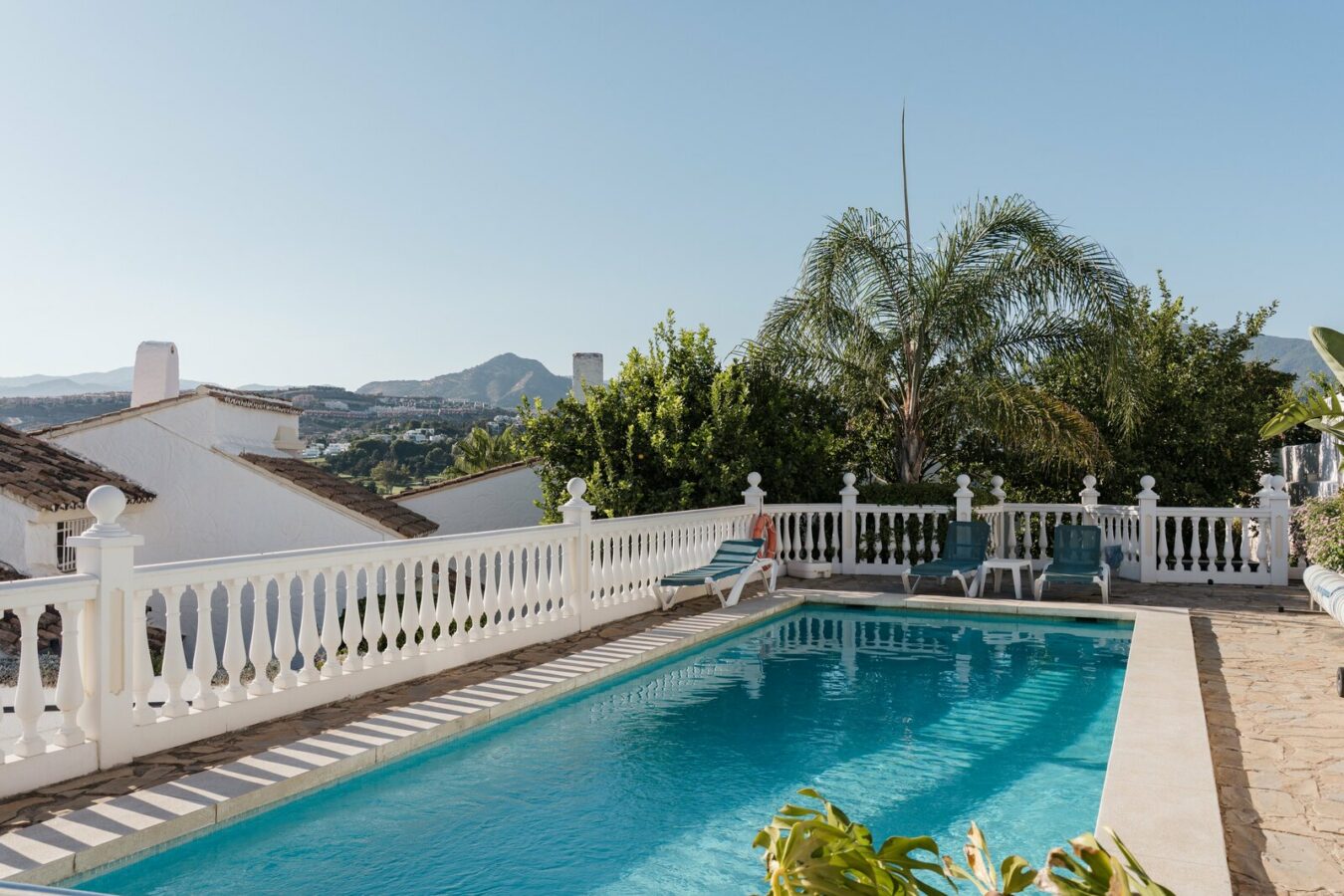 FOR SALE 🏡 Renovated Two-Bedroom Townhouse with Three Terraces and Golf Views – Atalaya, New Golden Mile 🇪🇸