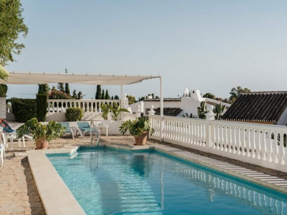 FOR SALE 🏡 Renovated Two-Bedroom Townhouse with Three Terraces and Golf Views – Atalaya, New Golden Mile 🇪🇸