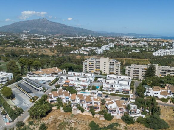 FOR SALE 🏡 Renovated Two-Bedroom Townhouse with Three Terraces and Golf Views – Atalaya, New Golden Mile 🇪🇸