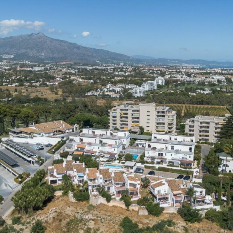 FOR SALE 🏡 Renovated Two-Bedroom Townhouse with Three Terraces and Golf Views – Atalaya, New Golden Mile 🇪🇸