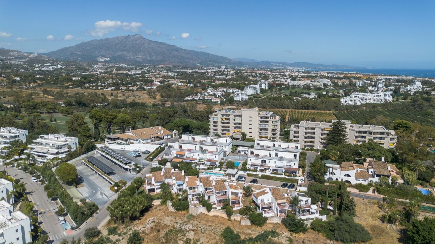 FOR SALE 🏡 Renovated Two-Bedroom Townhouse with Three Terraces and Golf Views – Atalaya, New Golden Mile 🇪🇸