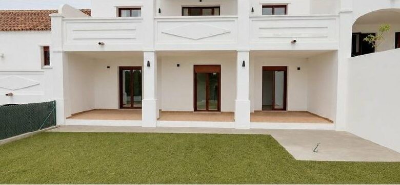 FOR SALE 🏡 Three-Storey Townhouse with Private Garden and 102 m² Basement to Convert – Doña Julia, Casares Costa 🇪🇸