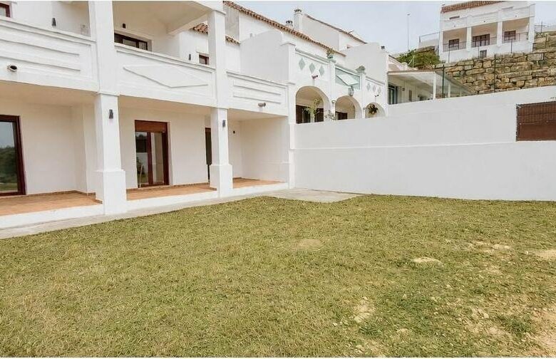 FOR SALE 🏡 Three-Storey Townhouse with Private Garden and 102 m² Basement to Convert – Doña Julia, Casares Costa 🇪🇸
