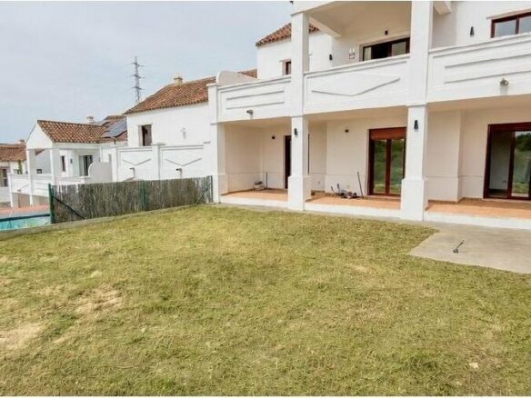 FOR SALE 🏡 Three-Storey Townhouse with Private Garden and 102 m² Basement to Convert – Doña Julia, Casares Costa 🇪🇸