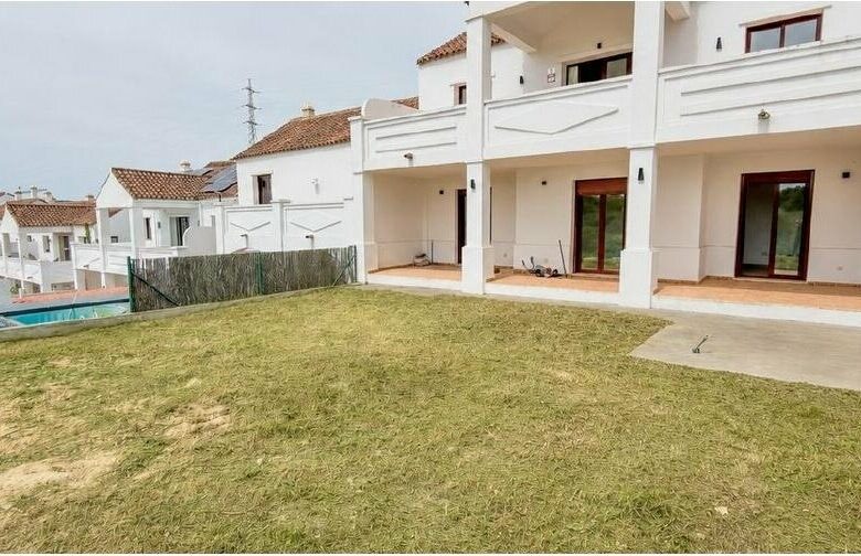 FOR SALE 🏡 Three-Storey Townhouse with Private Garden and 102 m² Basement to Convert – Doña Julia, Casares Costa 🇪🇸