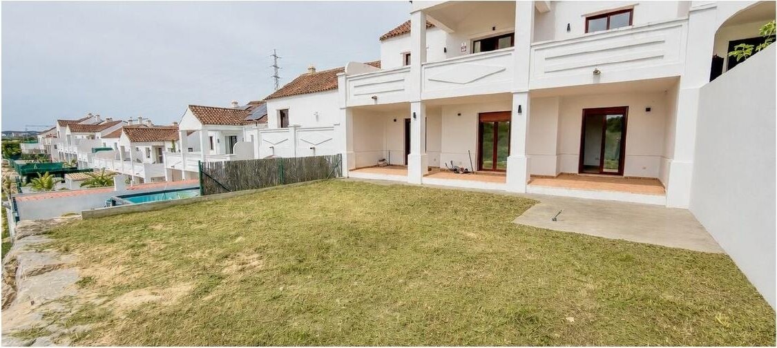 FOR SALE 🏡 Three-Storey Townhouse with Private Garden and 102 m² Basement to Convert – Doña Julia, Casares Costa 🇪🇸