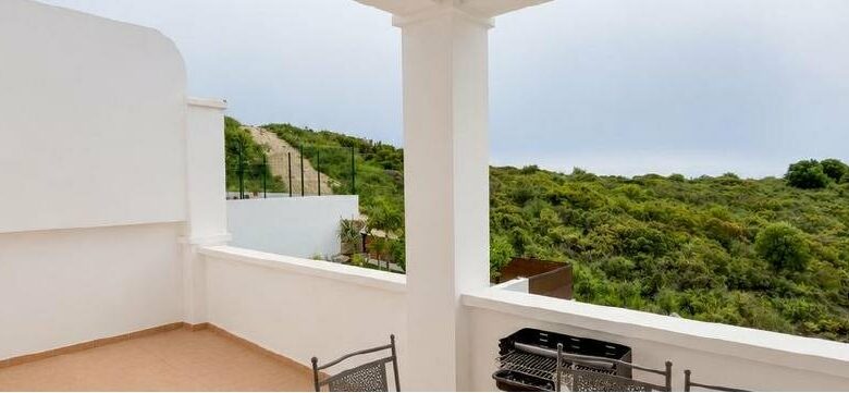 FOR SALE 🏡 Three-Storey Townhouse with Private Garden and 102 m² Basement to Convert – Doña Julia, Casares Costa 🇪🇸