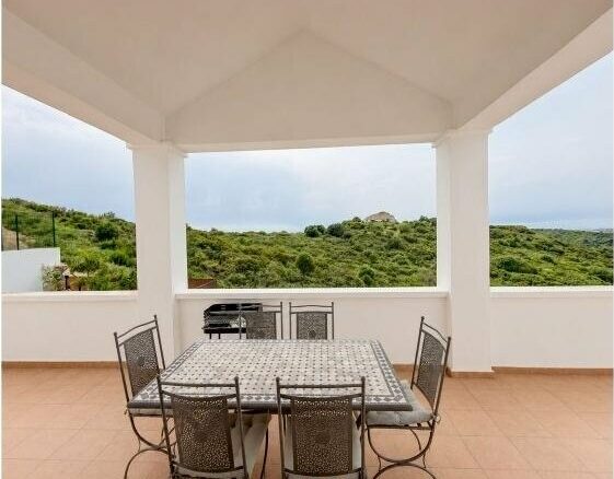 FOR SALE 🏡 Three-Storey Townhouse with Private Garden and 102 m² Basement to Convert – Doña Julia, Casares Costa 🇪🇸
