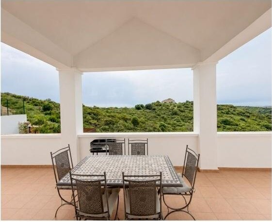 FOR SALE 🏡 Three-Storey Townhouse with Private Garden and 102 m² Basement to Convert – Doña Julia, Casares Costa 🇪🇸