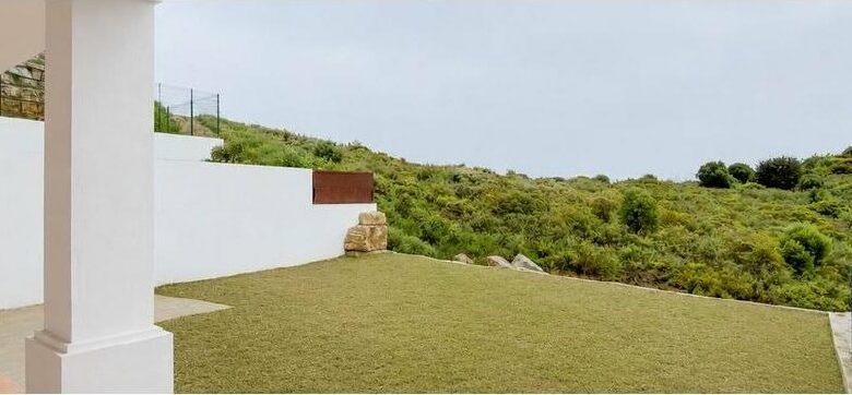 FOR SALE 🏡 Three-Storey Townhouse with Private Garden and 102 m² Basement to Convert – Doña Julia, Casares Costa 🇪🇸