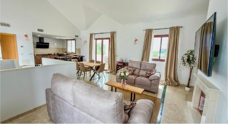 FOR SALE 🏡 Three-Storey Townhouse with Private Garden and 102 m² Basement to Convert – Doña Julia, Casares Costa 🇪🇸