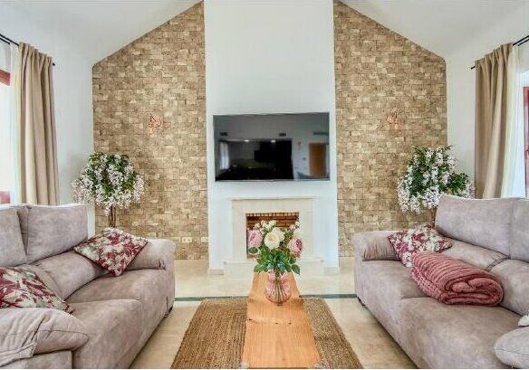 FOR SALE 🏡 Three-Storey Townhouse with Private Garden and 102 m² Basement to Convert – Doña Julia, Casares Costa 🇪🇸
