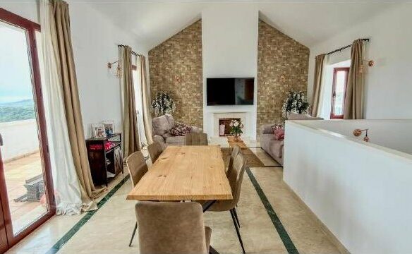 FOR SALE 🏡 Three-Storey Townhouse with Private Garden and 102 m² Basement to Convert – Doña Julia, Casares Costa 🇪🇸