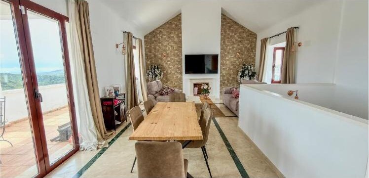 FOR SALE 🏡 Three-Storey Townhouse with Private Garden and 102 m² Basement to Convert – Doña Julia, Casares Costa 🇪🇸