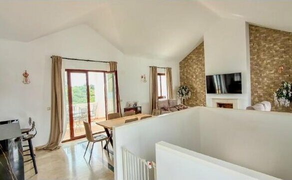 FOR SALE 🏡 Three-Storey Townhouse with Private Garden and 102 m² Basement to Convert – Doña Julia, Casares Costa 🇪🇸
