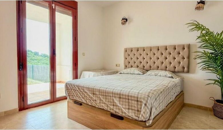 FOR SALE 🏡 Three-Storey Townhouse with Private Garden and 102 m² Basement to Convert – Doña Julia, Casares Costa 🇪🇸