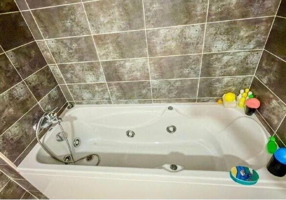 FOR SALE 🏡 Three-Storey Townhouse with Private Garden and 102 m² Basement to Convert – Doña Julia, Casares Costa 🇪🇸