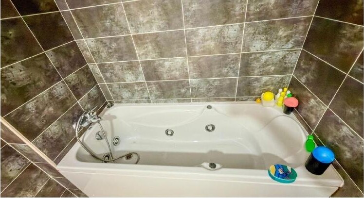 FOR SALE 🏡 Three-Storey Townhouse with Private Garden and 102 m² Basement to Convert – Doña Julia, Casares Costa 🇪🇸