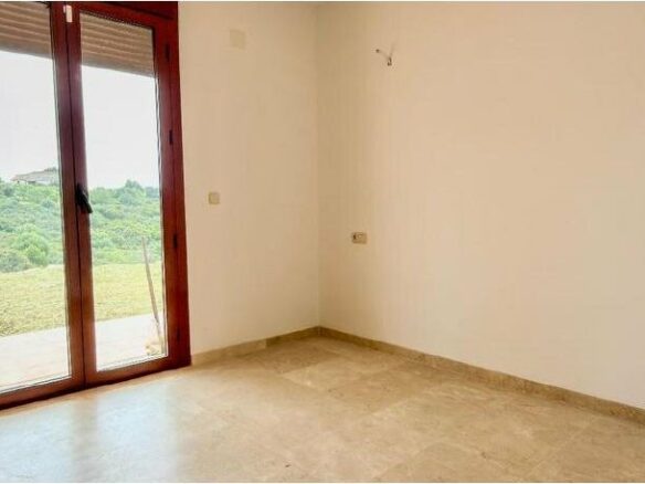FOR SALE 🏡 Three-Storey Townhouse with Private Garden and 102 m² Basement to Convert – Doña Julia, Casares Costa 🇪🇸