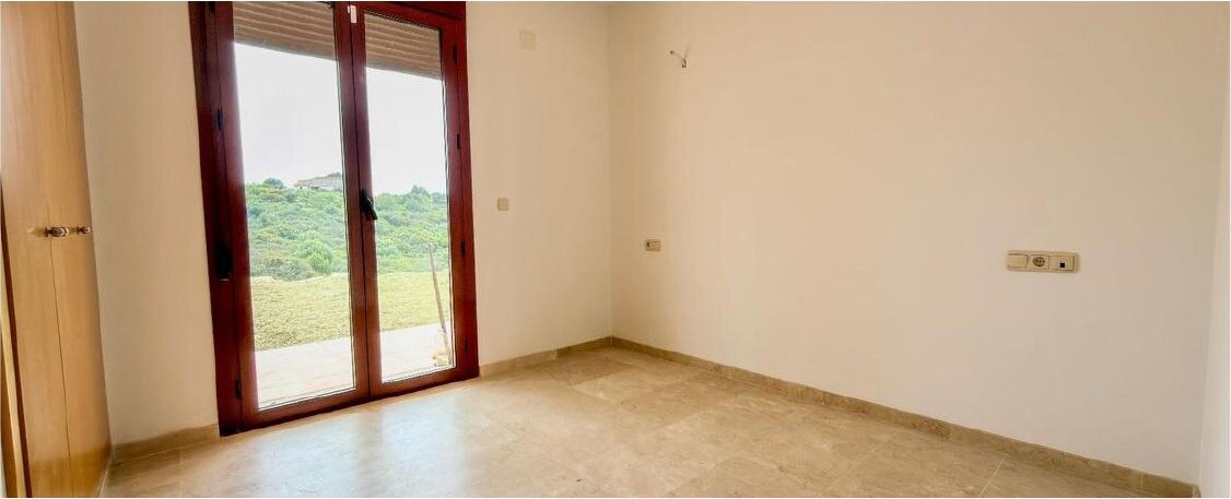 FOR SALE 🏡 Three-Storey Townhouse with Private Garden and 102 m² Basement to Convert – Doña Julia, Casares Costa 🇪🇸