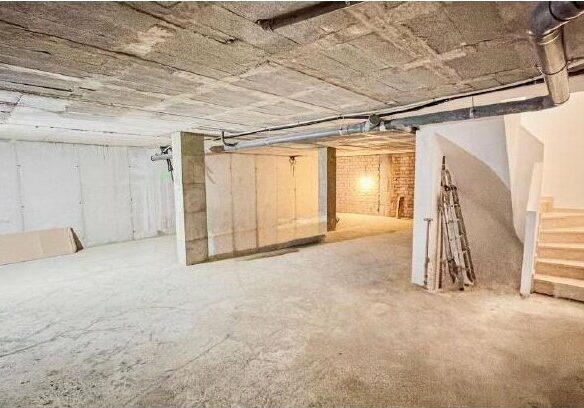 FOR SALE 🏡 Three-Storey Townhouse with Private Garden and 102 m² Basement to Convert – Doña Julia, Casares Costa 🇪🇸
