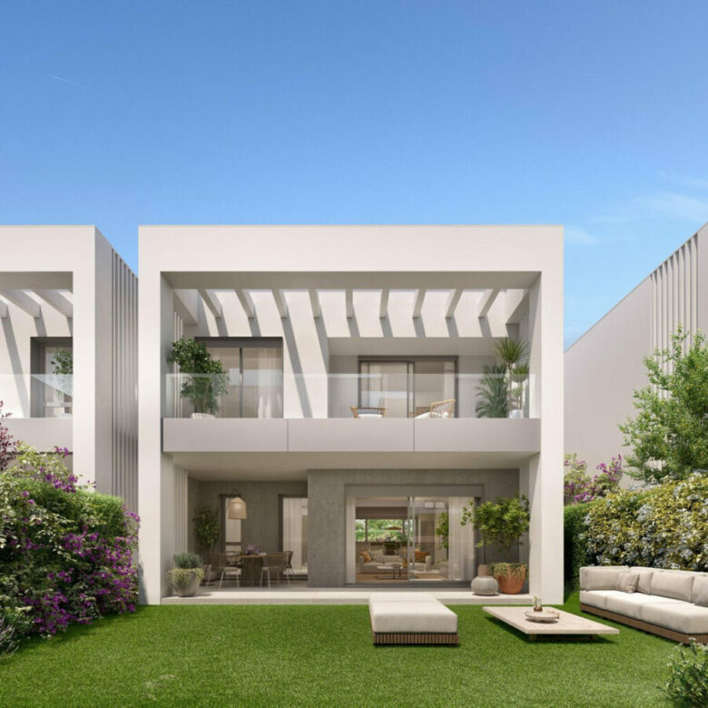 FOR SALE 🏡 Brand-New Three-Bedroom Townhouse 200 m from the Beach with Sea Views – Elviria, Marbella East 🇪🇸