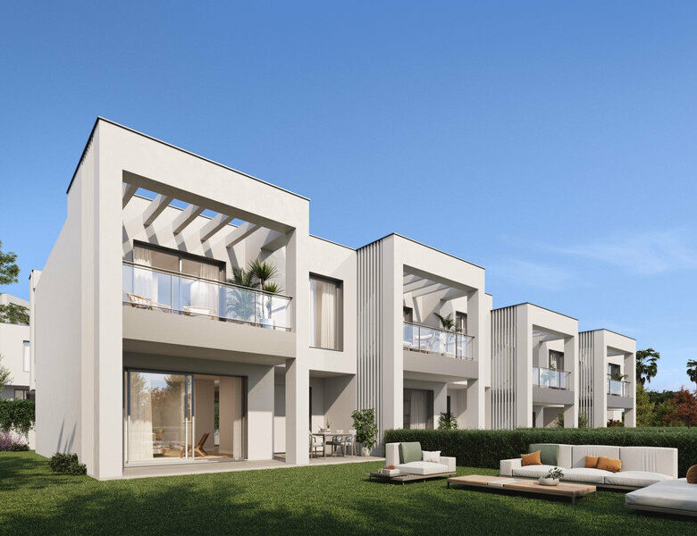 FOR SALE 🏡 Brand-New Three-Bedroom Townhouse 200 m from the Beach with Sea Views – Elviria, Marbella East 🇪🇸