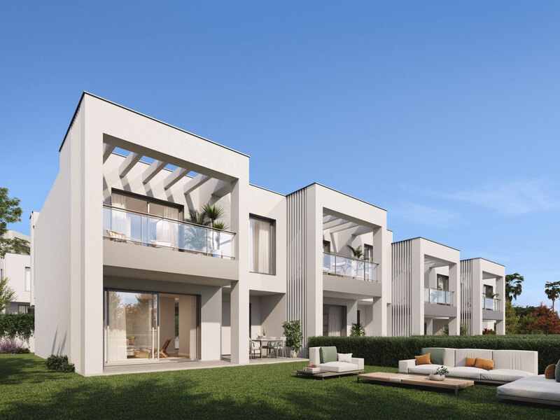 FOR SALE 🏡 Brand-New Three-Bedroom Townhouse 200 m from the Beach with Sea Views – Elviria, Marbella East 🇪🇸