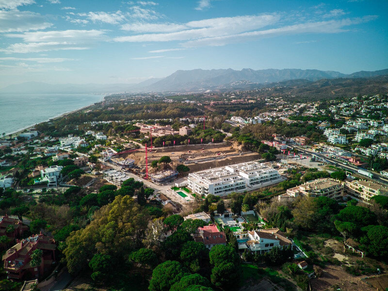 FOR SALE 🏡 Brand-New Three-Bedroom Townhouse 200 m from the Beach with Sea Views – Elviria, Marbella East 🇪🇸