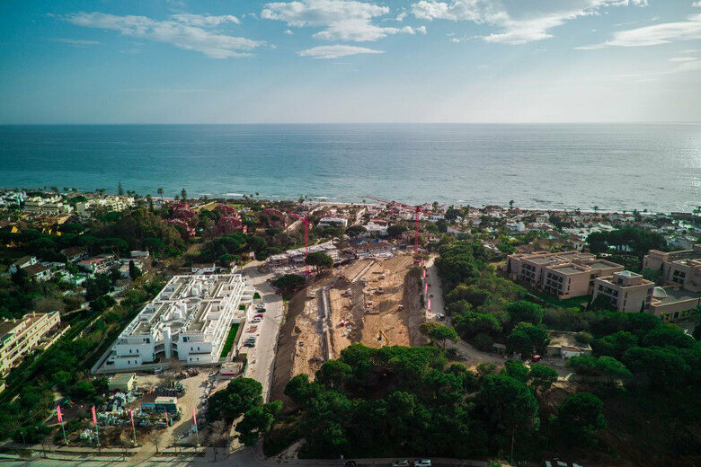 FOR SALE 🏡 Brand-New Three-Bedroom Townhouse 200 m from the Beach with Sea Views – Elviria, Marbella East 🇪🇸