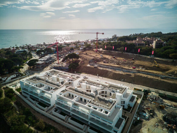 FOR SALE 🏡 Brand-New Three-Bedroom Townhouse 200 m from the Beach with Sea Views – Elviria, Marbella East 🇪🇸