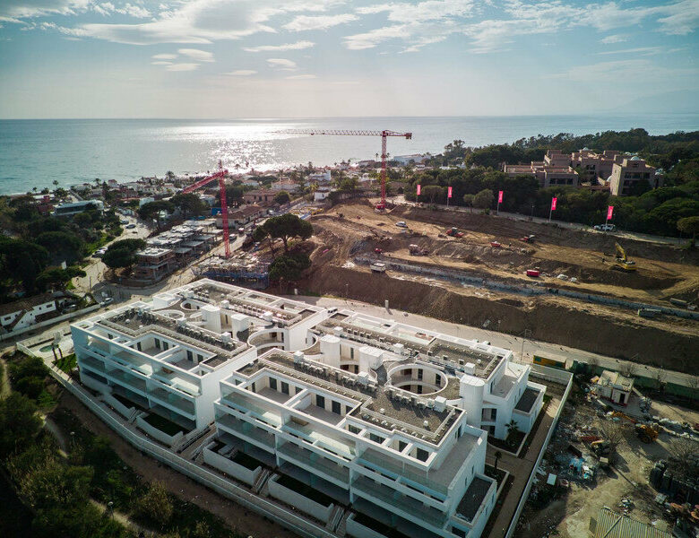 FOR SALE 🏡 Brand-New Three-Bedroom Townhouse 200 m from the Beach with Sea Views – Elviria, Marbella East 🇪🇸