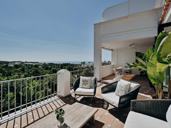 FOR SALE 🏡 Renovated Four-Bedroom Townhouse with Panoramic Sea Views and Cinema Room – Marbella Hill Club, Golden Mile, Marbella 🇪🇸