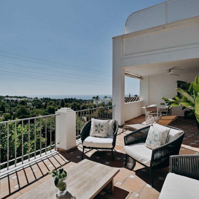 FOR SALE 🏡 Renovated Four-Bedroom Townhouse with Panoramic Sea Views and Cinema Room – Marbella Hill Club, Golden Mile, Marbella 🇪🇸