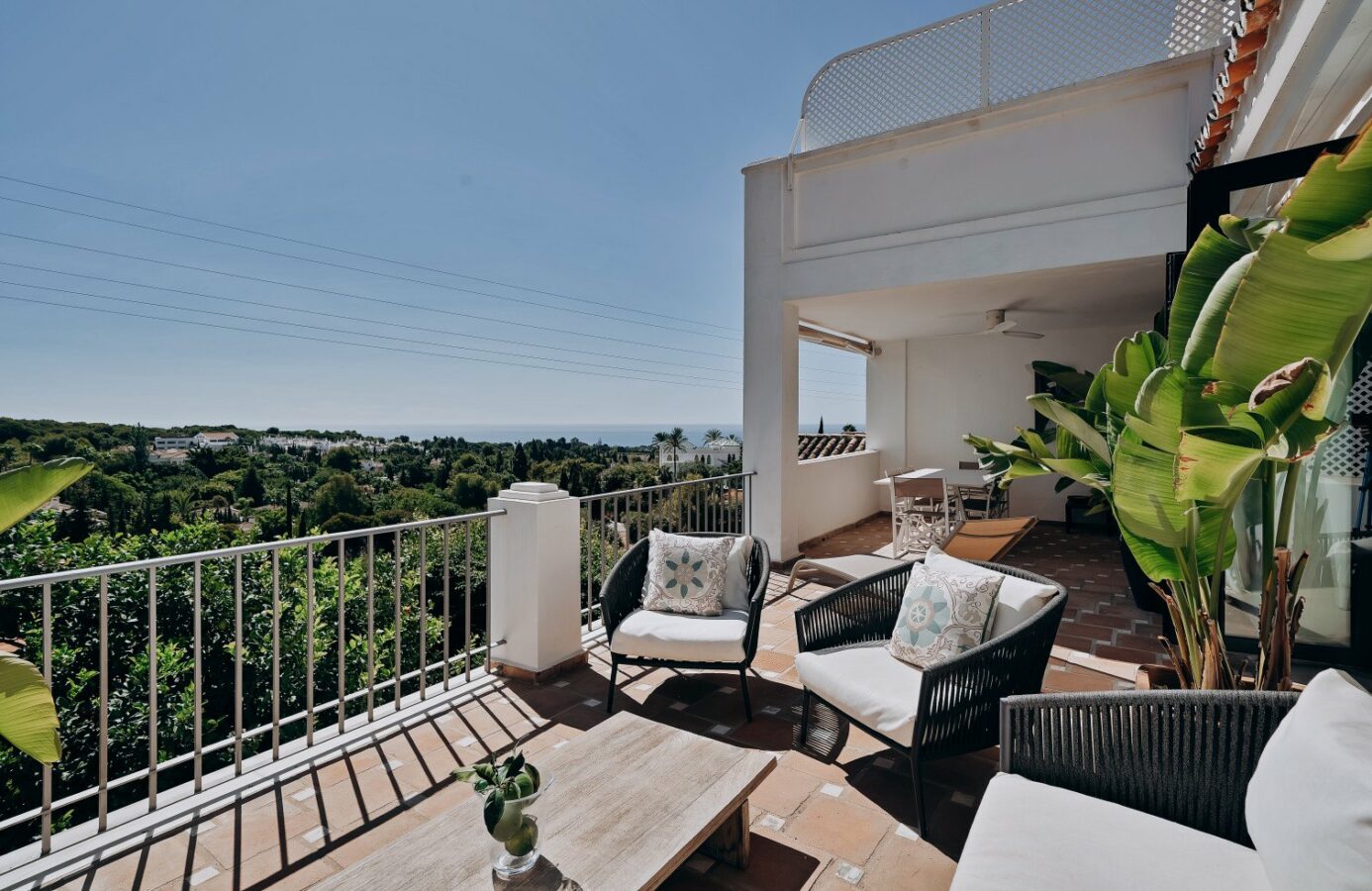 FOR SALE 🏡 Renovated Four-Bedroom Townhouse with Panoramic Sea Views and Cinema Room – Marbella Hill Club, Golden Mile, Marbella 🇪🇸