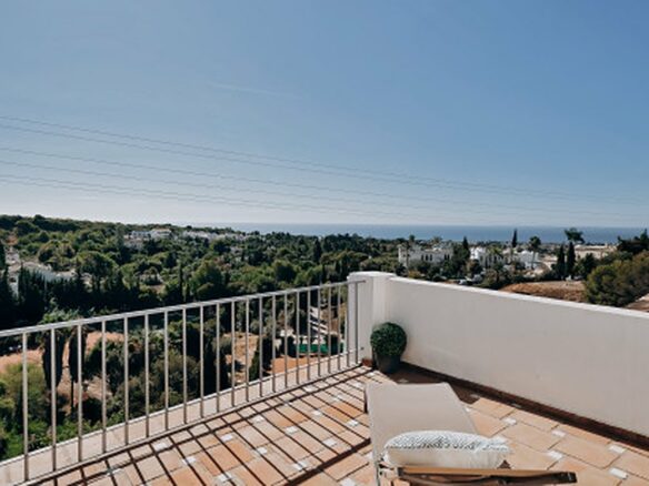 FOR SALE 🏡 Renovated Four-Bedroom Townhouse with Panoramic Sea Views and Cinema Room – Marbella Hill Club, Golden Mile, Marbella 🇪🇸