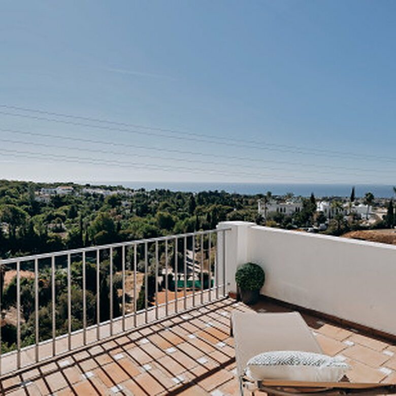 FOR SALE 🏡 Renovated Four-Bedroom Townhouse with Panoramic Sea Views and Cinema Room – Marbella Hill Club, Golden Mile, Marbella 🇪🇸