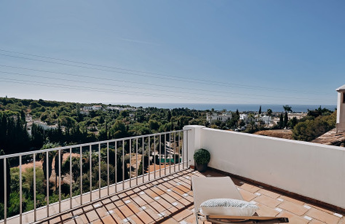 FOR SALE 🏡 Renovated Four-Bedroom Townhouse with Panoramic Sea Views and Cinema Room – Marbella Hill Club, Golden Mile, Marbella 🇪🇸