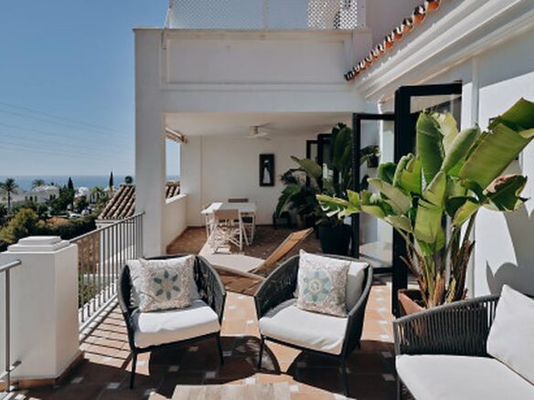 FOR SALE 🏡 Renovated Four-Bedroom Townhouse with Panoramic Sea Views and Cinema Room – Marbella Hill Club, Golden Mile, Marbella 🇪🇸