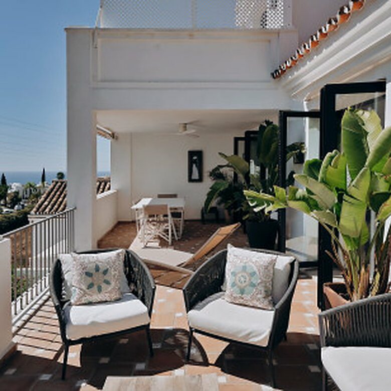 FOR SALE 🏡 Renovated Four-Bedroom Townhouse with Panoramic Sea Views and Cinema Room – Marbella Hill Club, Golden Mile, Marbella 🇪🇸