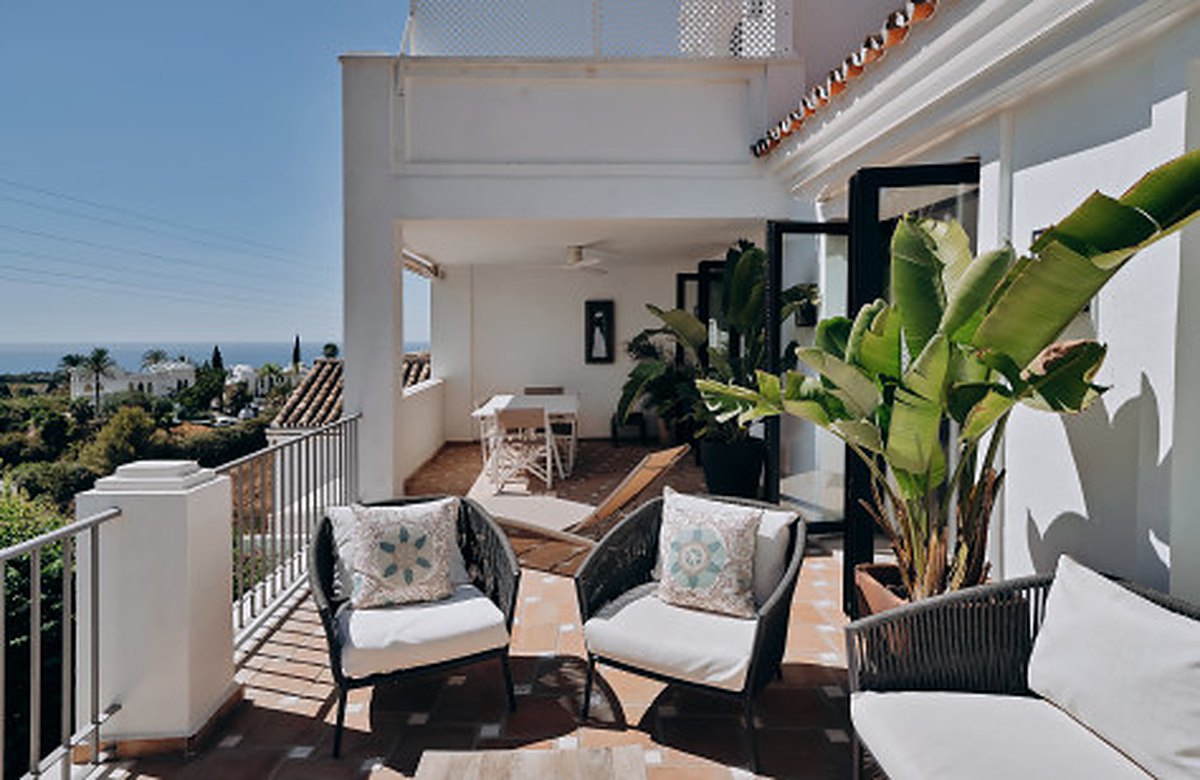 FOR SALE 🏡 Renovated Four-Bedroom Townhouse with Panoramic Sea Views and Cinema Room – Marbella Hill Club, Golden Mile, Marbella 🇪🇸