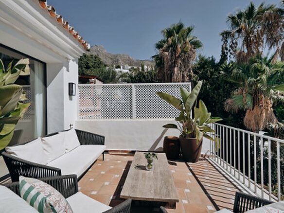 FOR SALE 🏡 Renovated Four-Bedroom Townhouse with Panoramic Sea Views and Cinema Room – Marbella Hill Club, Golden Mile, Marbella 🇪🇸