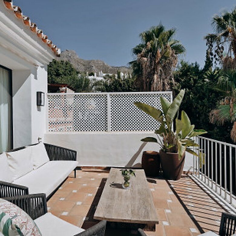 FOR SALE 🏡 Renovated Four-Bedroom Townhouse with Panoramic Sea Views and Cinema Room – Marbella Hill Club, Golden Mile, Marbella 🇪🇸
