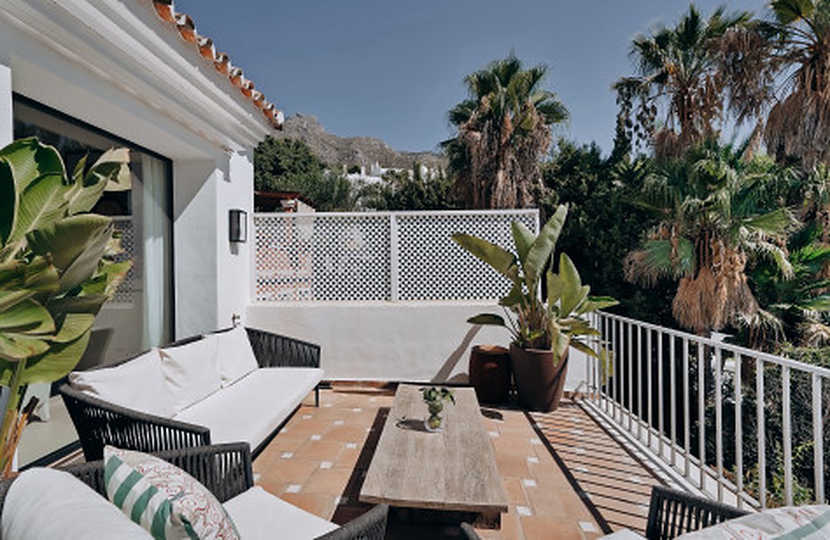 FOR SALE 🏡 Renovated Four-Bedroom Townhouse with Panoramic Sea Views and Cinema Room – Marbella Hill Club, Golden Mile, Marbella 🇪🇸