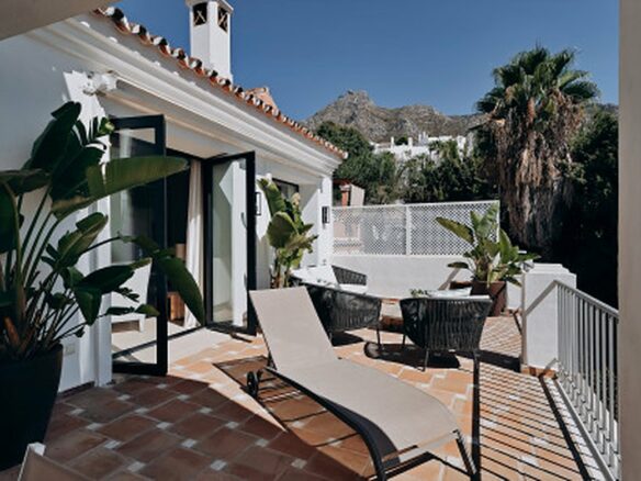 FOR SALE 🏡 Renovated Four-Bedroom Townhouse with Panoramic Sea Views and Cinema Room – Marbella Hill Club, Golden Mile, Marbella 🇪🇸