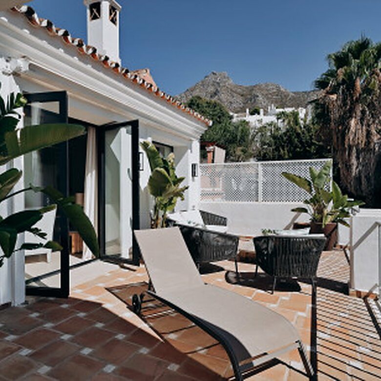 FOR SALE 🏡 Renovated Four-Bedroom Townhouse with Panoramic Sea Views and Cinema Room – Marbella Hill Club, Golden Mile, Marbella 🇪🇸