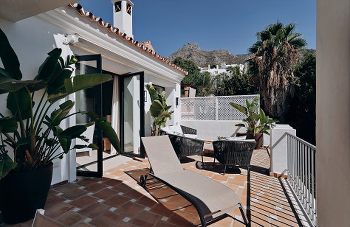 FOR SALE 🏡 Renovated Four-Bedroom Townhouse with Panoramic Sea Views and Cinema Room – Marbella Hill Club, Golden Mile, Marbella 🇪🇸