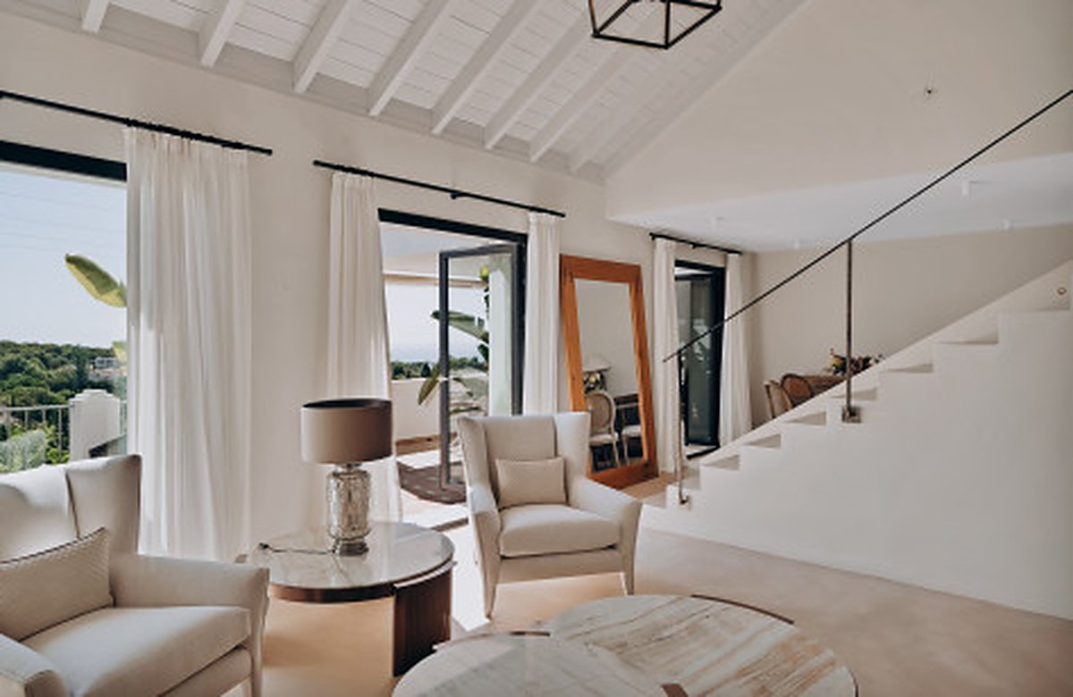 FOR SALE 🏡 Renovated Four-Bedroom Townhouse with Panoramic Sea Views and Cinema Room – Marbella Hill Club, Golden Mile, Marbella 🇪🇸