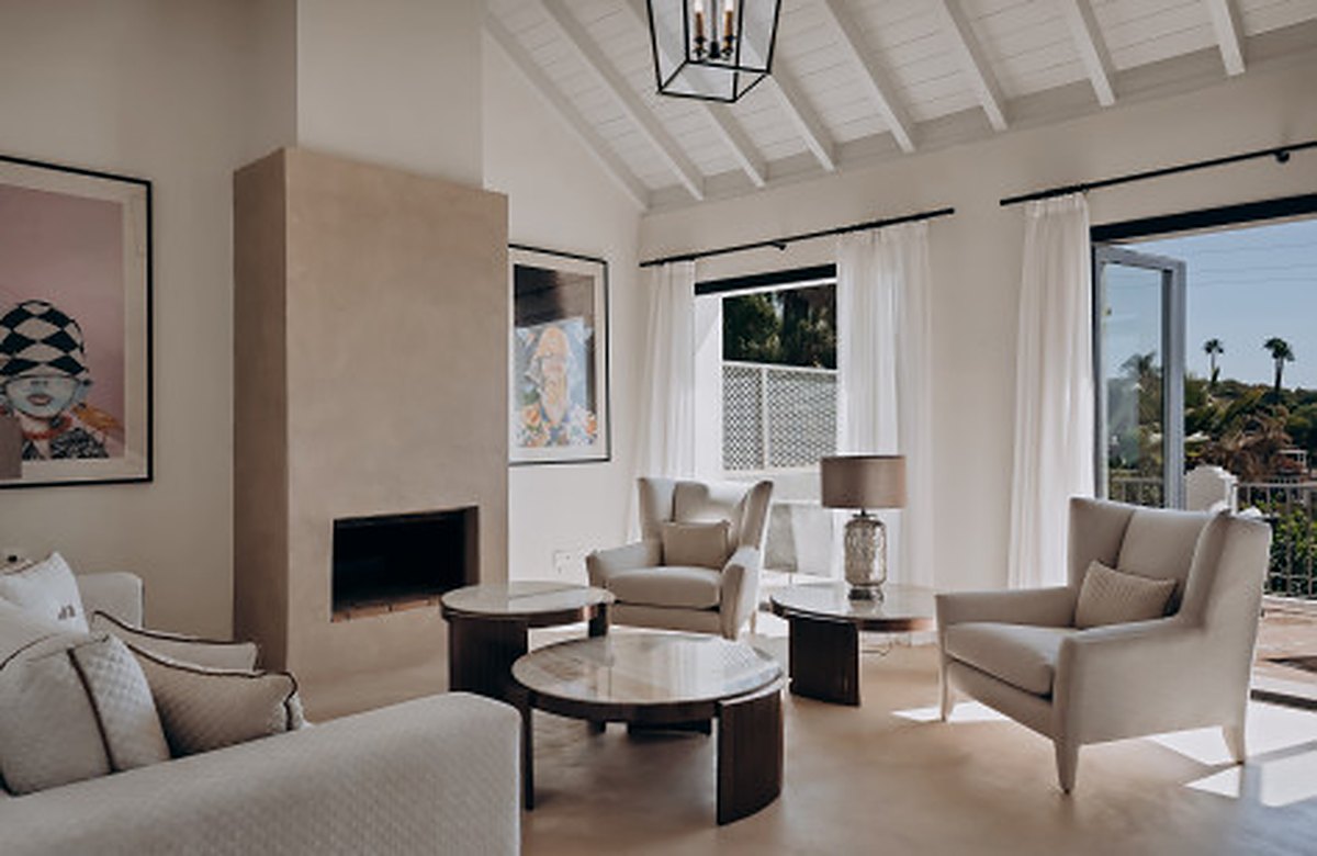 FOR SALE 🏡 Renovated Four-Bedroom Townhouse with Panoramic Sea Views and Cinema Room – Marbella Hill Club, Golden Mile, Marbella 🇪🇸